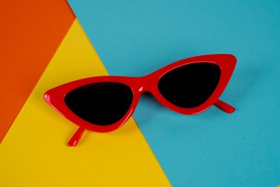 Gekleurde zonnebrilglazen zijn dé trend van dit voorjaar